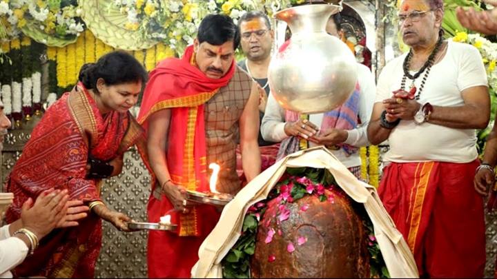 Chief Minister Dr. Yadav Offers Mahashivratri Prayers at Shri Mahakal with his Spouse